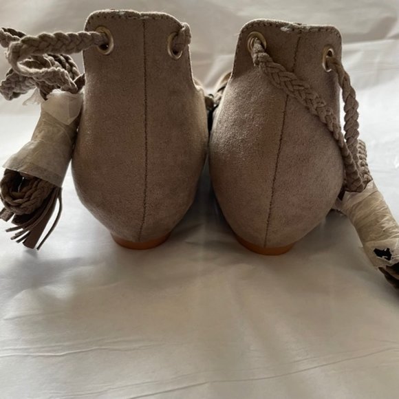 Ballet Flat Shoes by Steve Madden, Pointed-toe ankle lace tie, Tan color, Size 6 - Picture 5 of 8